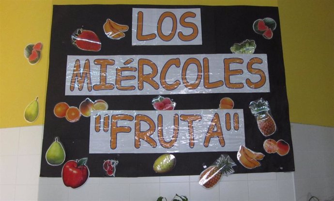 Archivo - Cartel en el colegio animando al consumo de fruta