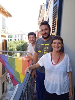 El regidor de Justicia Social, Feminismo y LGTBI+, Alberto Jarabo, y la directora general del área, Meritxell Esquirol, junto al miembro de la junta directiva de Ben Amics Jan Gómez.