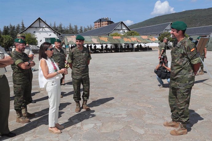 La ministra de Defensa, Margarita Robles, en su visita al Acuartelamiento 'San Bernardo', en Jaca.