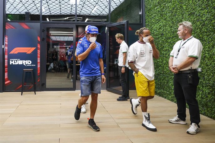 Archivo - Fernando Alonso junto a Lewis Hamilton durante el Gran Premio de Arabia Saudí 2022