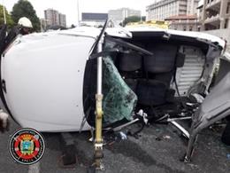 Coche de un accidente en Santander en el que se vieron involucrados tres vehículos