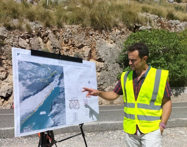 El conseller de Movilidad e Infraestructuras del Consell de Mallorca, Iván Sevillano, en una visita a las obras de contención de taludes del Gorg Blau.