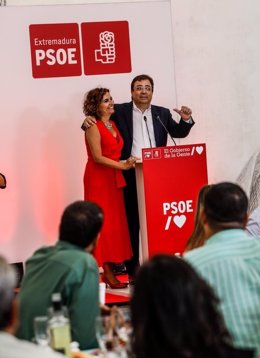 El secretario general del PSOE extremeño, Guillermo Fernández Vara, y la vicesecretaria general del PSOE, María Jesús Montero, en el acto de apertura del curso político celebrado en Mérida