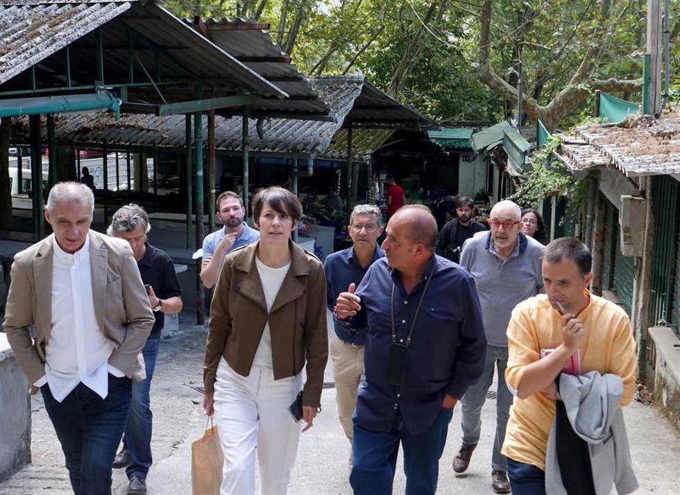 La portavoz nacional del BNG, Ana Pontón, visita el mercado de abastos de Ourense para proponer medidas por la crisis