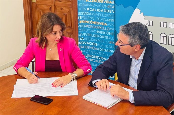 La delegada del Gobierno andaluz en Málaga, Patricia Navarro, se reúne con el alcalde de Rincón de la Victoria, Francisco Salado.