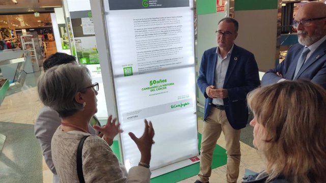 El consejero de Salud, Pablo Fernández Muñiz, visita una exposición de la AECC en Oviedo.