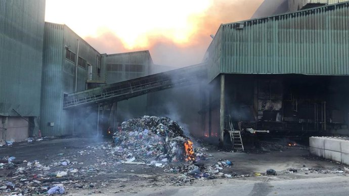 Incendio en la planta de residuos de Cuevas de los Medina de Almería.