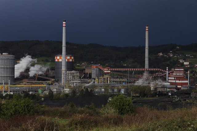 Archivo - Vista de la fábrica de acero de ArcelorMittal en Gijón, Asturias
