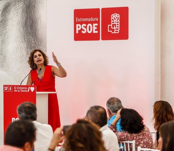La vicesecretaria general del PSOE y ministra de Hacienda y Función Pública, María Jesús Montero, en un acto público en Mérida