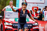 Carapaz remata una gran fuga y Evenepoel se lleva un susto en La Vuelta