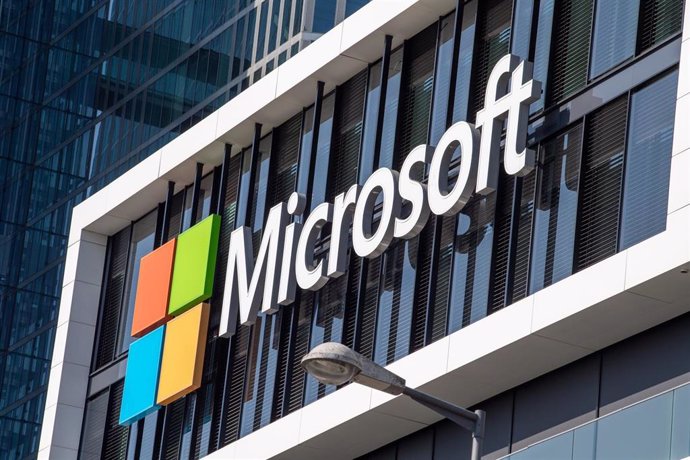 Archivo - FILED - 26 March 2021, Bavaria, Munich: The Microsoft logo hangs on the facade of an office building in Munich. Software behemoth Microsoft announced that it has suspended all sales and services in Russia, in response to Moscow's invasion of U