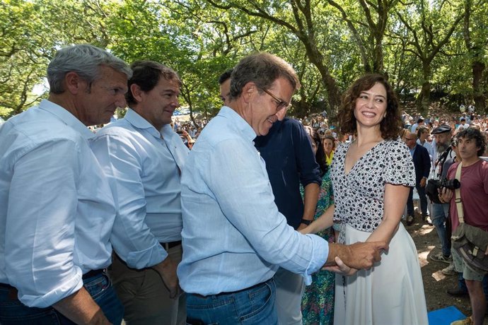 La presidenta de la Comunidad de Madrid y del Partido Popular madrileño, Isabel Díaz Ayuso, saluda al presidente del PP, Alberto Núñez Feijóo, en un acto de su formación,  a 27 de agosto de 2022, en Carballeira de San Xusto de Cercedo-Cotobade, Ponteved