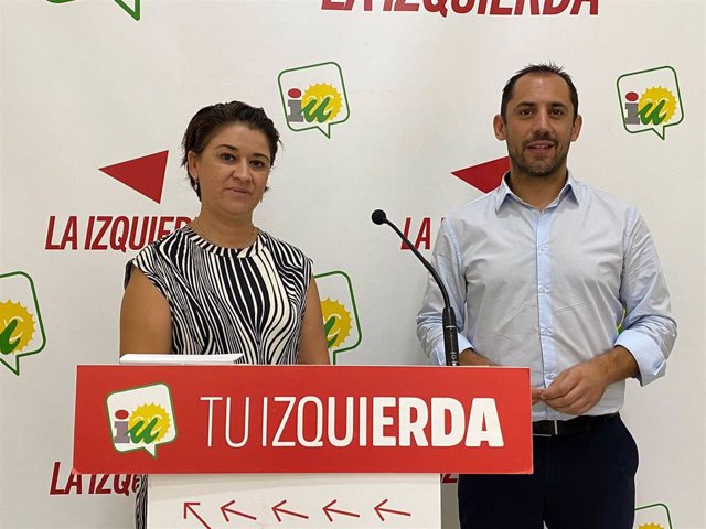 Irene Ruiz y Sebastián Pérez, en la sede provincial de IU Córdoba.