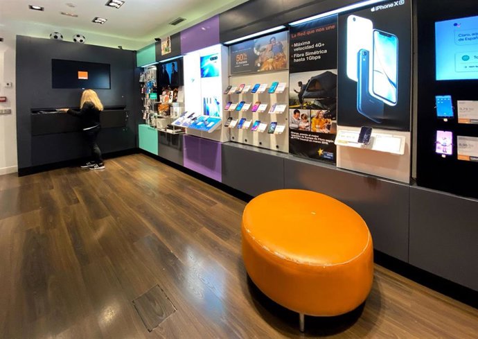Archivo - Interior de una tienda de la compañía telefónica Orange.