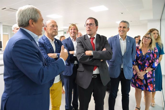El secretario general de Industria del Ministerio, Raúl Blanco, visita las instalaciones de Aspla en el parque empresarial Besaya
