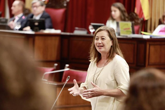 Archivo - La presidenta del Govern, Francina Armengol, interviene durante una sesión plenaria en el Parlament.