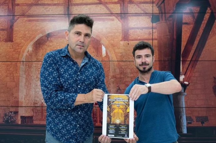 El alcalde de Zumarraga, Mikel Serrano, y el diputado foral de Cultura, Harkaitz Millan presentan el Ciclo Musical de La Antigua
