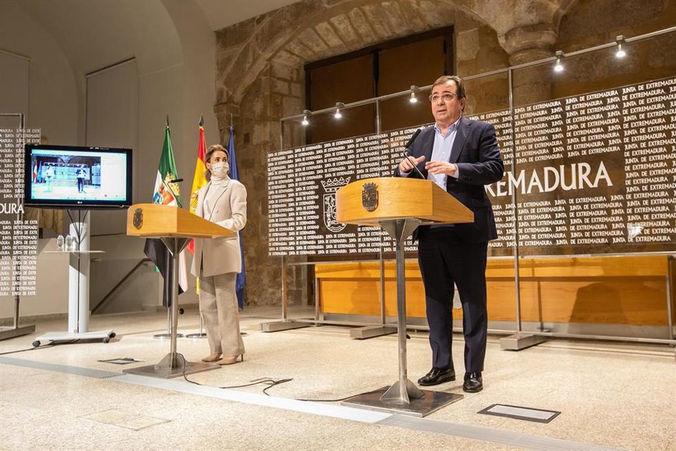 Archivo - Eel presidente de la Junta de la Junta de Extremadura, Guillermo Fernández Vara, y la ministra de Transporte, Movilidad y Agenda Urbana, Raquel Sánchez, tras reunirse con el Pacto por el Ferrocarril, en una foto de archivo