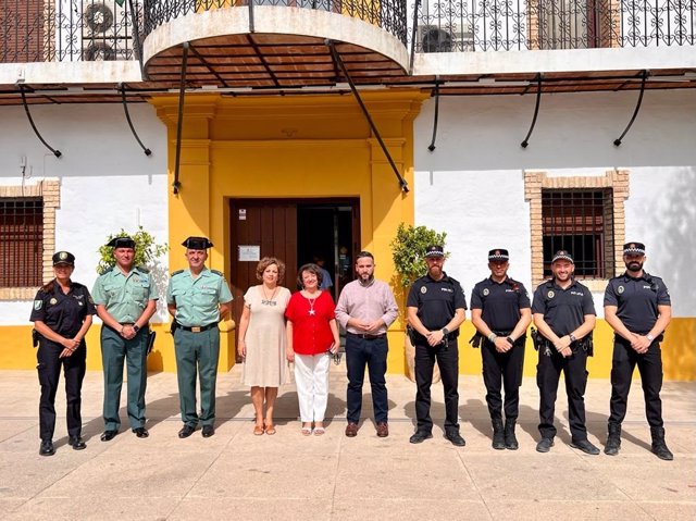 La subdelegada del Gobierno central en Córdoba, Rafaela Valenzuela (centro), asiste a la Junta Local de Seguridad de Santaella.