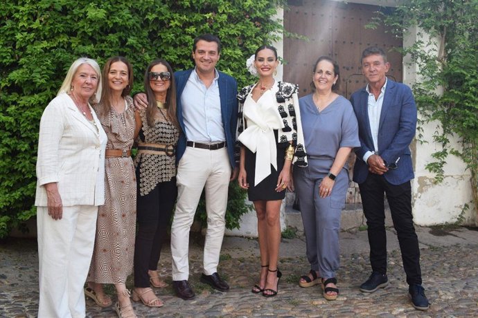 Representantes del Ayuntamiento y el sector joyero junto a la modelo de Matilde Cano.