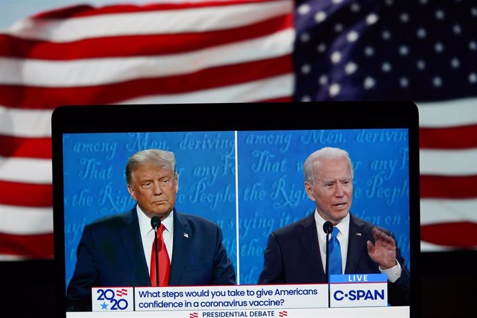 Archivo - Donald Trump y Joe Biden en un debate previo a las elecciones de 2020