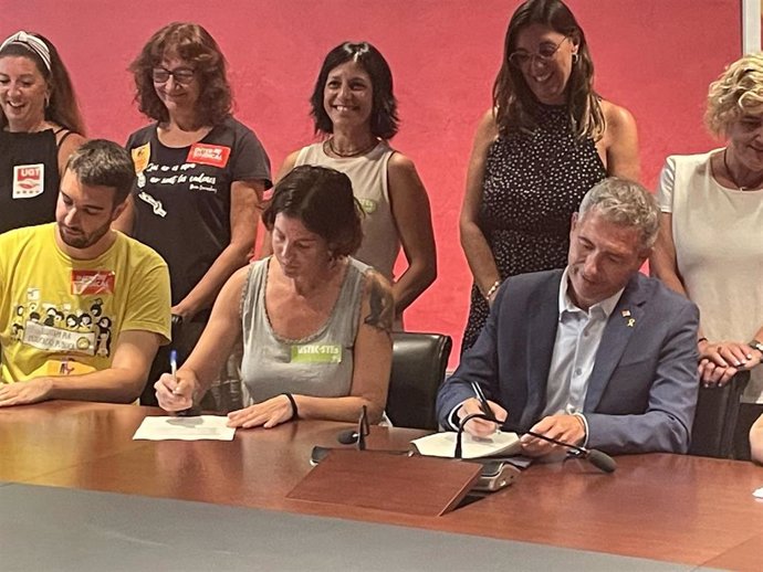 El conseller Josep Gonzlez-Cambray firma el acuerdo con los sindicatos docentes para reducir una hora lectiva a partir de 2023