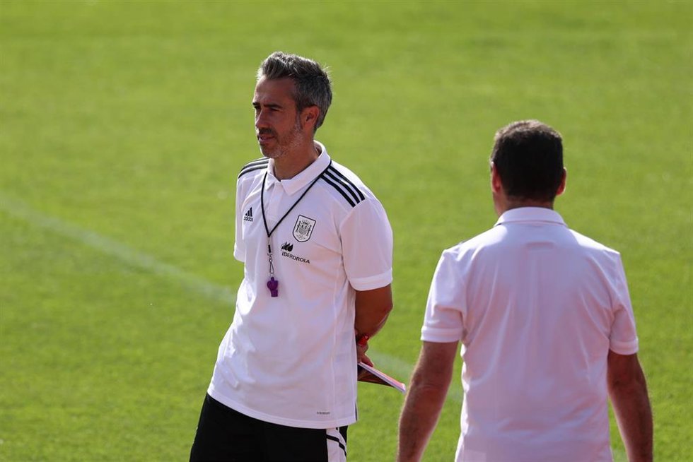 Archivo - El seleccionador nacional Jorge Vilda durante un entrenamiento de la selección femenina