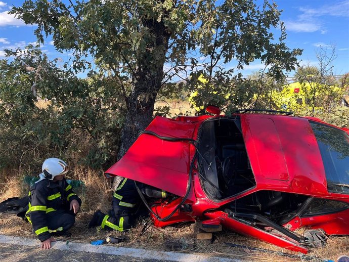 Coche empotrado en un árbol