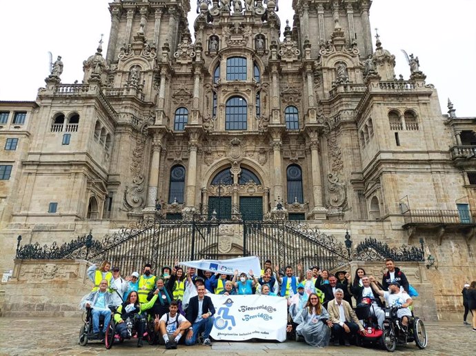 El director xeral de Persoas con Discapacidade, Fernando González Abeijón, recibe a participantes en el Camino de Santiago accesible