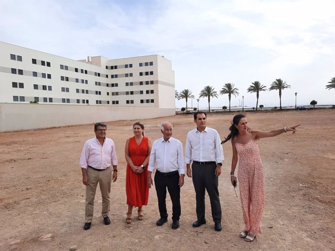 El consejero de Justicia visita con el alcalde de Roquetas de Mar y otros miembros de la Junta los terrenos de la futura sede judicial del municipio.