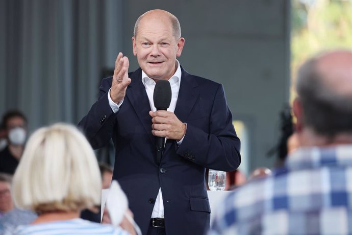 01 September 2022, North Rhine-Westphalia, Essen: Gernman Chancellor Olaf Scholz (C) speaks at the Citizens' Dialogue. Photo: Oliver Berg/dpa