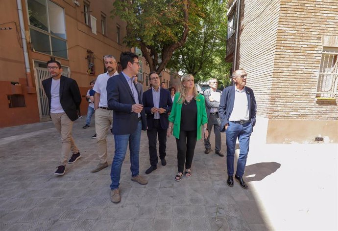 La consellera de Derechos Sociales, Violant Cervera, visita uno de los barrios beneficiaris del programa de rehabilitación en Lleida
