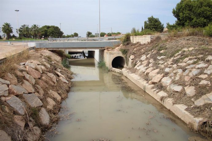 Obras para la ampliación de la capacidad de drenaje del canal D-7 en Los Alcázares (Murcia), que ha acometido la CHS