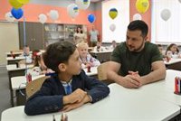 Zelenski visita una escuela de Irpin en el arranque del curso escolar en Ucrania