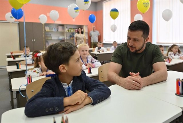 Volodimir Zelenski, presidente de Ucrania, visita una escuela en Irpin