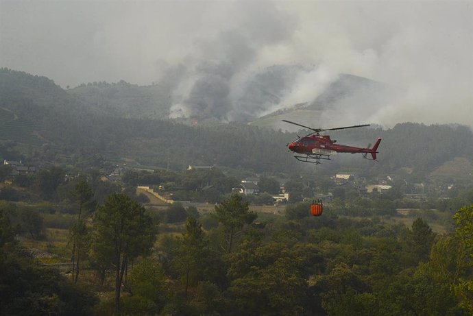 Archivo - Un helicóptero trabaja en la extinción del incendio, a 18 de julio de 2022, en O Barco de Valdeorras