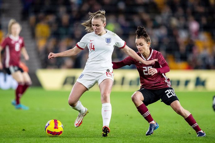 Archivo - England midfielder Georgia Stanway (14) and Lina Magull of Germany during the Arnold Clark Cup, Women's football match between England and Germany on February 23, 2022 at Molineux stadium in Wolverhampton, England - Photo Manjit Narotra / ProS
