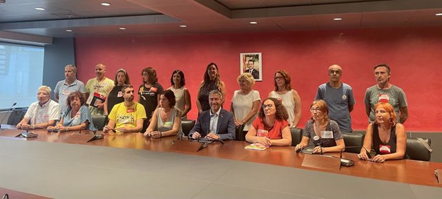 El conseller Josep Gonzàlez-Cambray signa un acord amb els sindicats per a la reducció d'una hora lectiva