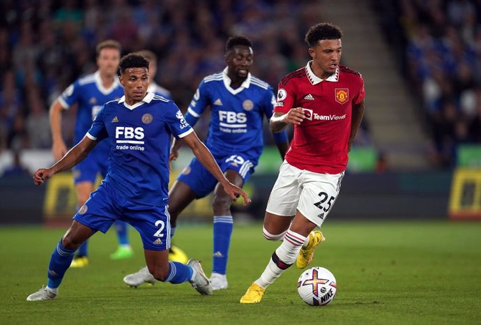 01 September 2022, United Kingdom, Leicester: Manchester United's Jadon Sancho and Leicester City's James Justin (L) battle for the ball during the English Premier League soccer match between Leicester City and Manchester United at the King Power Stadiu