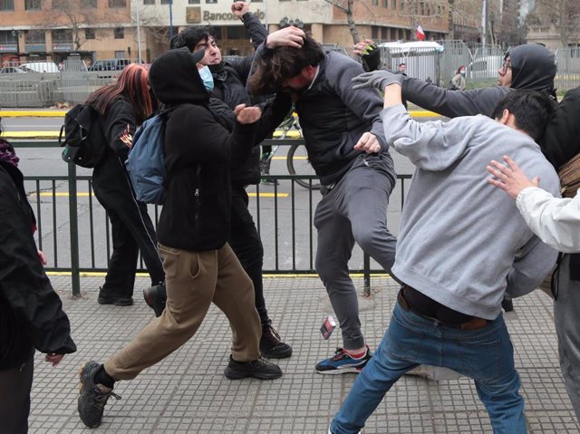 El hermano del presidente chileno Gabriel Boric, Simón Boric, siendo agredido por un grupo de estudiantes.