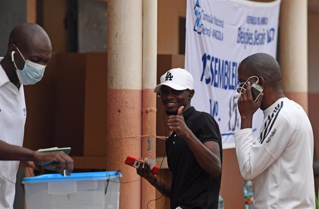 Un grupo de electores acude a votar a las elecciones generales de Angola de 2022.