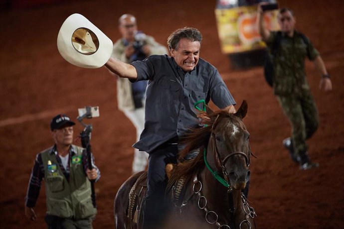 El presidente brasileño, Jair Bolsonaro, montando a caballo.