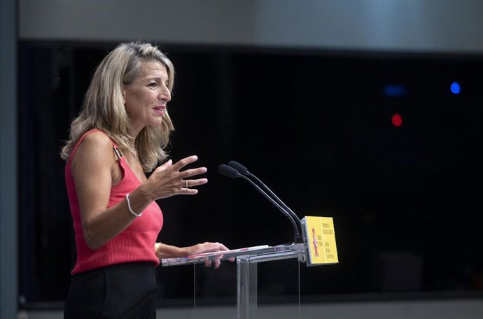 La vicepresidenta segunda del Gobierno y ministra de Trabajo y Economía Social, Yolanda Díaz, comparece en rueda de prensa tras una reunión con responsables de la Asamblea Ciudadana por el Clima, en la sede del Ministerio, a 31 de agosto de 2022, en Mad