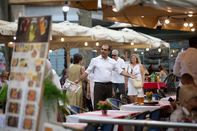 Archivo - Un camarero atiende un restaurante, en una foto de archivo