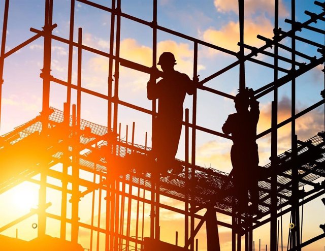 Archivo - Imagen de trabajadores de la construcción.