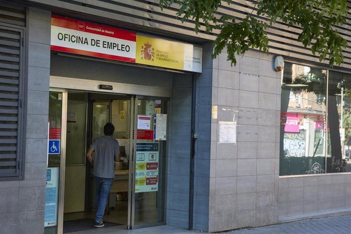 Archivo - Un hombre entra en una oficina de empleo, en Madrid.