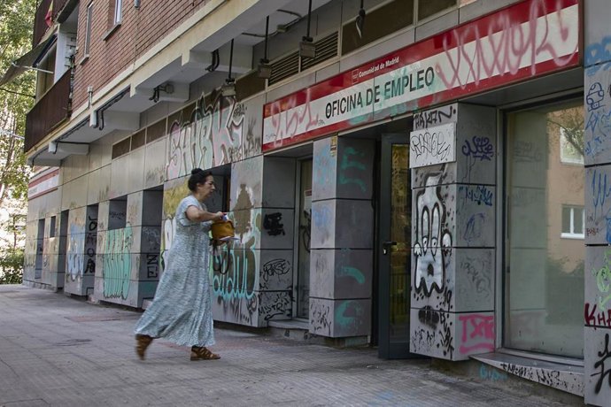 Archivo - Una mujer entra a una oficina de servicio público de empleo, en una imagen de archivo.