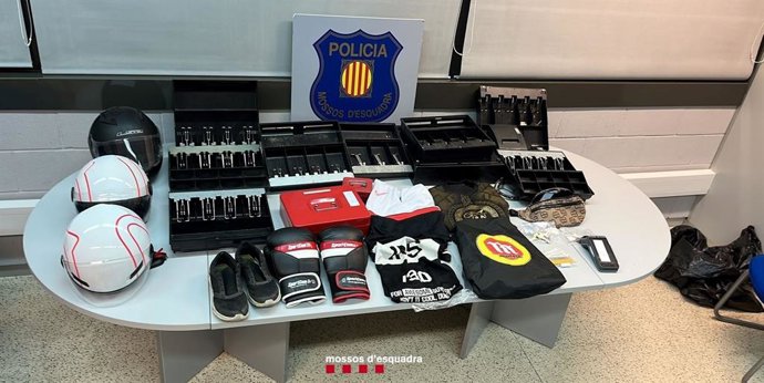 Material intervingut pels Mossos d'Esquadra dels robatoris presumptament comesos pels dos detinguts
