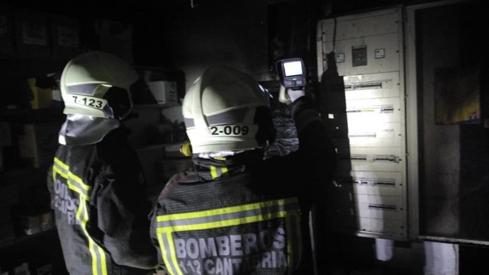 Bomberos en el incendio registrado esta madrugada en un supermercado de Cabezón de la Sal