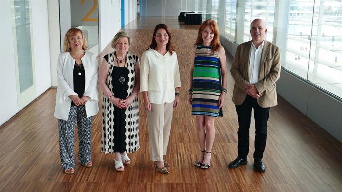 El jurado de la primera edición del Premio Hortensia Roig reunido en Valencia para elegir a la novela ganadora de este concurso de literatura infantil.